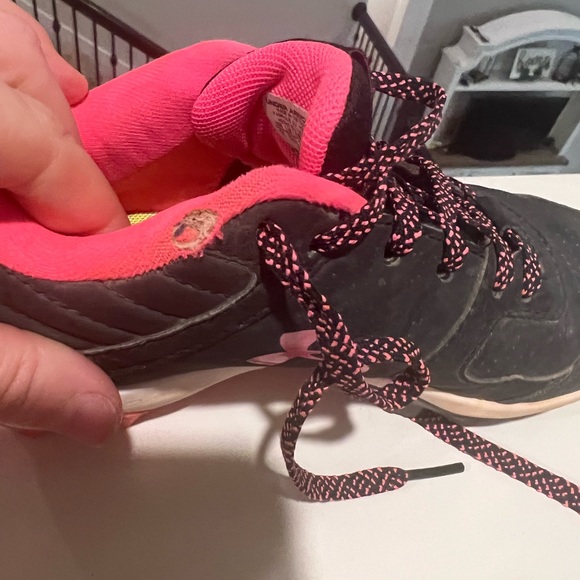 Girls under armour cleats - Picture 3 of 6